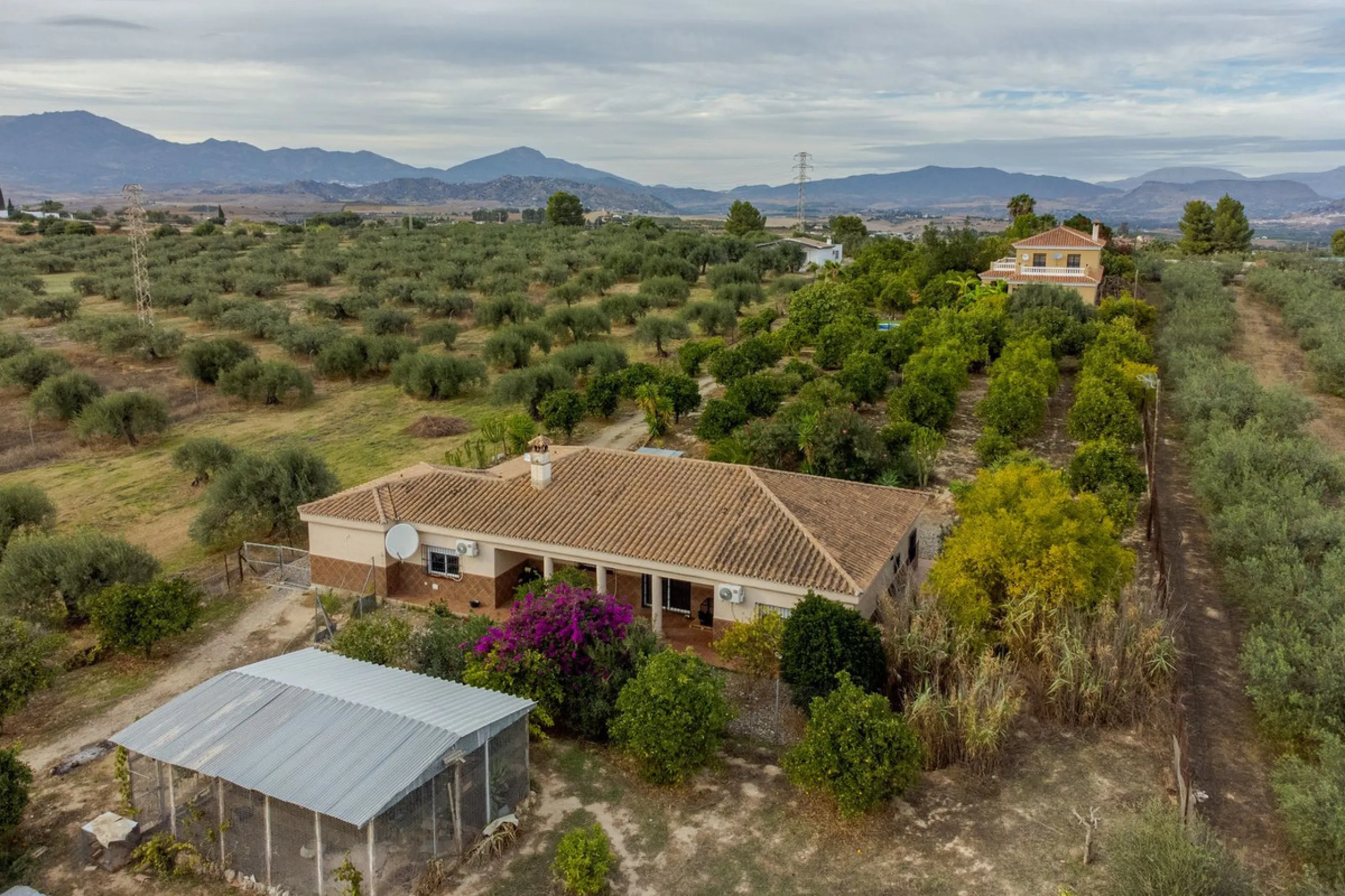 This is a fantastic opportunity to become the owner of not one, but two charming Andalusian-style villas, situated on a generous plot of 6,630 m² within walking distance of the village of Villafranco del Guadalhorce.