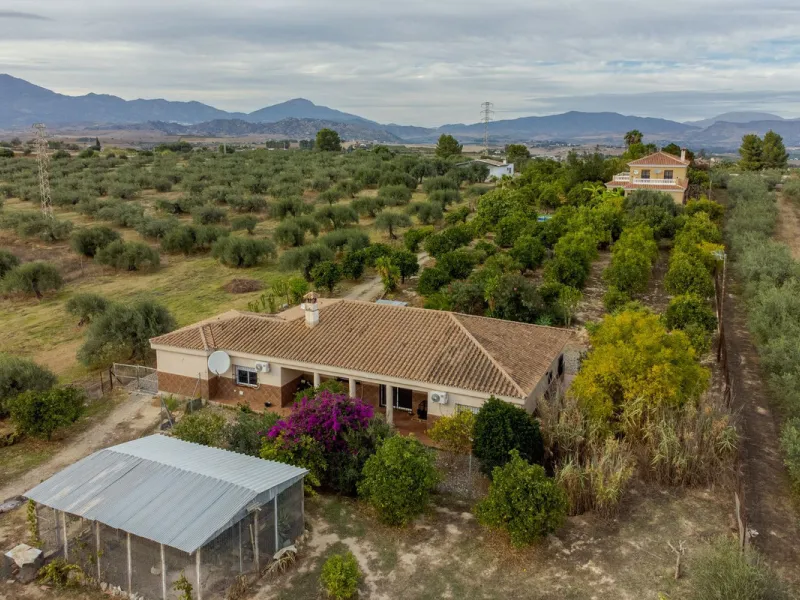 This is a fantastic opportunity to become the owner of not one, but two charming Andalusian-style villas, situated on a generous plot of 6,630 m² within walking distance of the village of Villafranco del Guadalhorce.