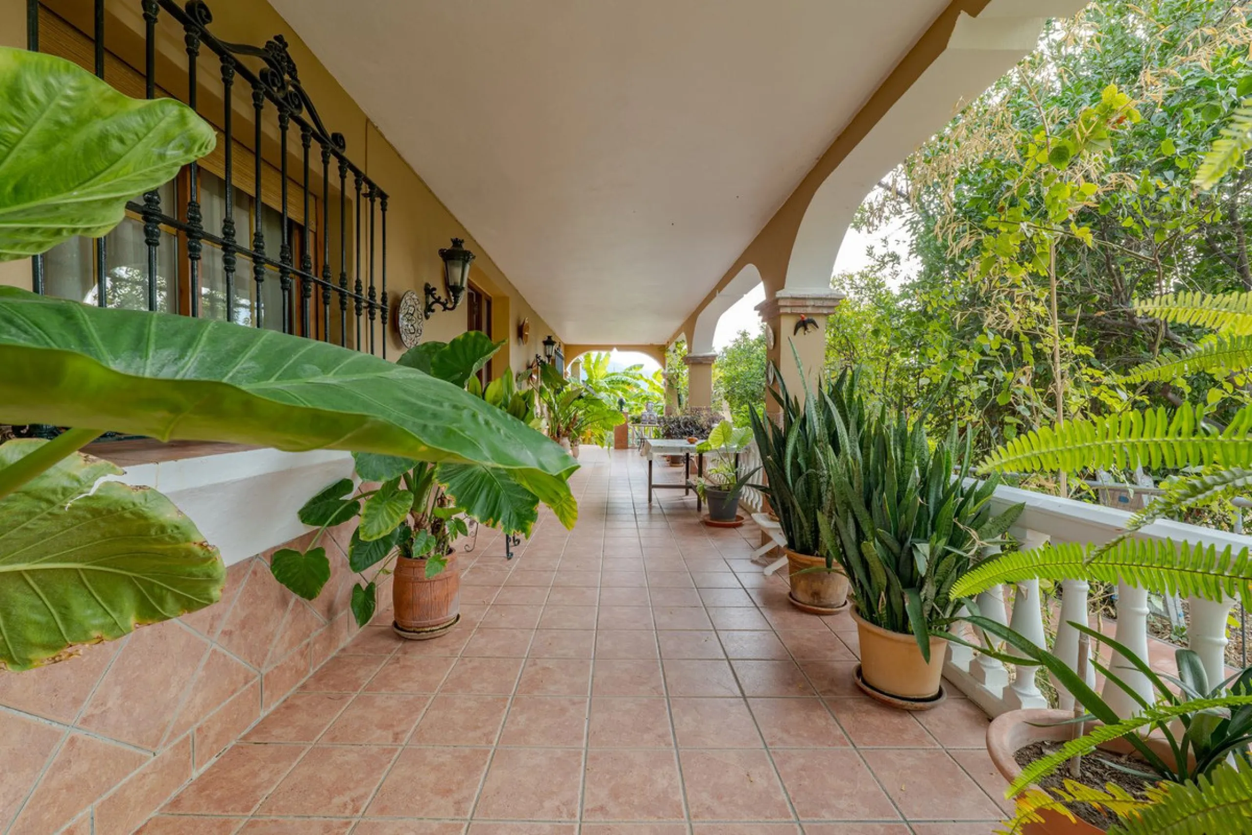 This is a fantastic opportunity to become the owner of not one, but two charming Andalusian-style villas, situated on a generous plot of 6,630 m² within walking distance of the village of Villafranco del Guadalhorce.