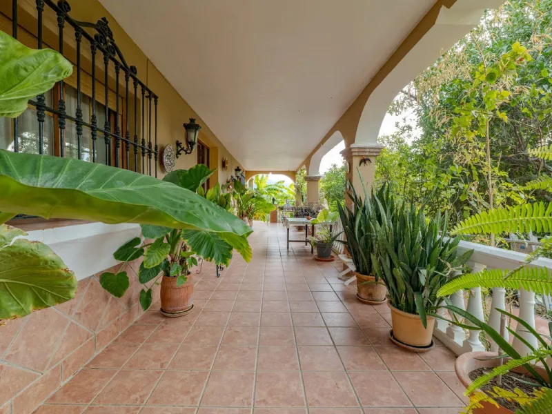 This is a fantastic opportunity to become the owner of not one, but two charming Andalusian-style villas, situated on a generous plot of 6,630 m² within walking distance of the village of Villafranco del Guadalhorce.