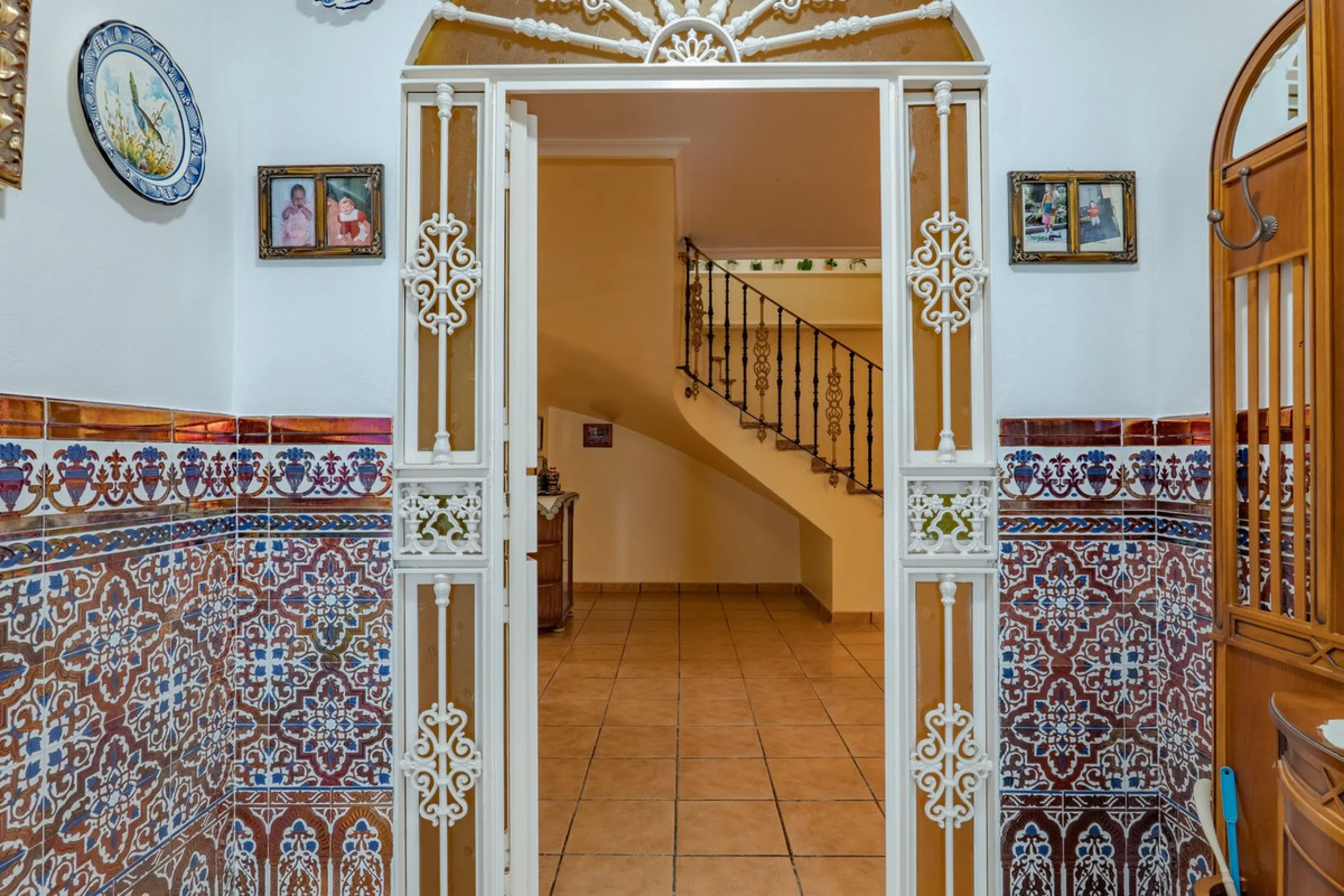 This is a fantastic opportunity to become the owner of not one, but two charming Andalusian-style villas, situated on a generous plot of 6,630 m² within walking distance of the village of Villafranco del Guadalhorce.