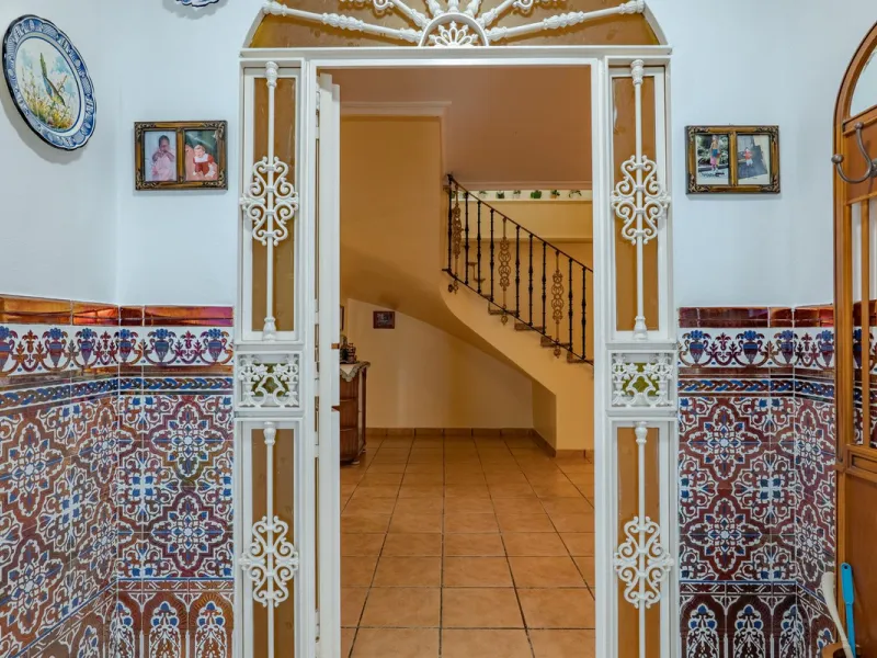 This is a fantastic opportunity to become the owner of not one, but two charming Andalusian-style villas, situated on a generous plot of 6,630 m² within walking distance of the village of Villafranco del Guadalhorce.