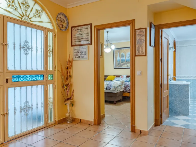 This is a fantastic opportunity to become the owner of not one, but two charming Andalusian-style villas, situated on a generous plot of 6,630 m² within walking distance of the village of Villafranco del Guadalhorce.