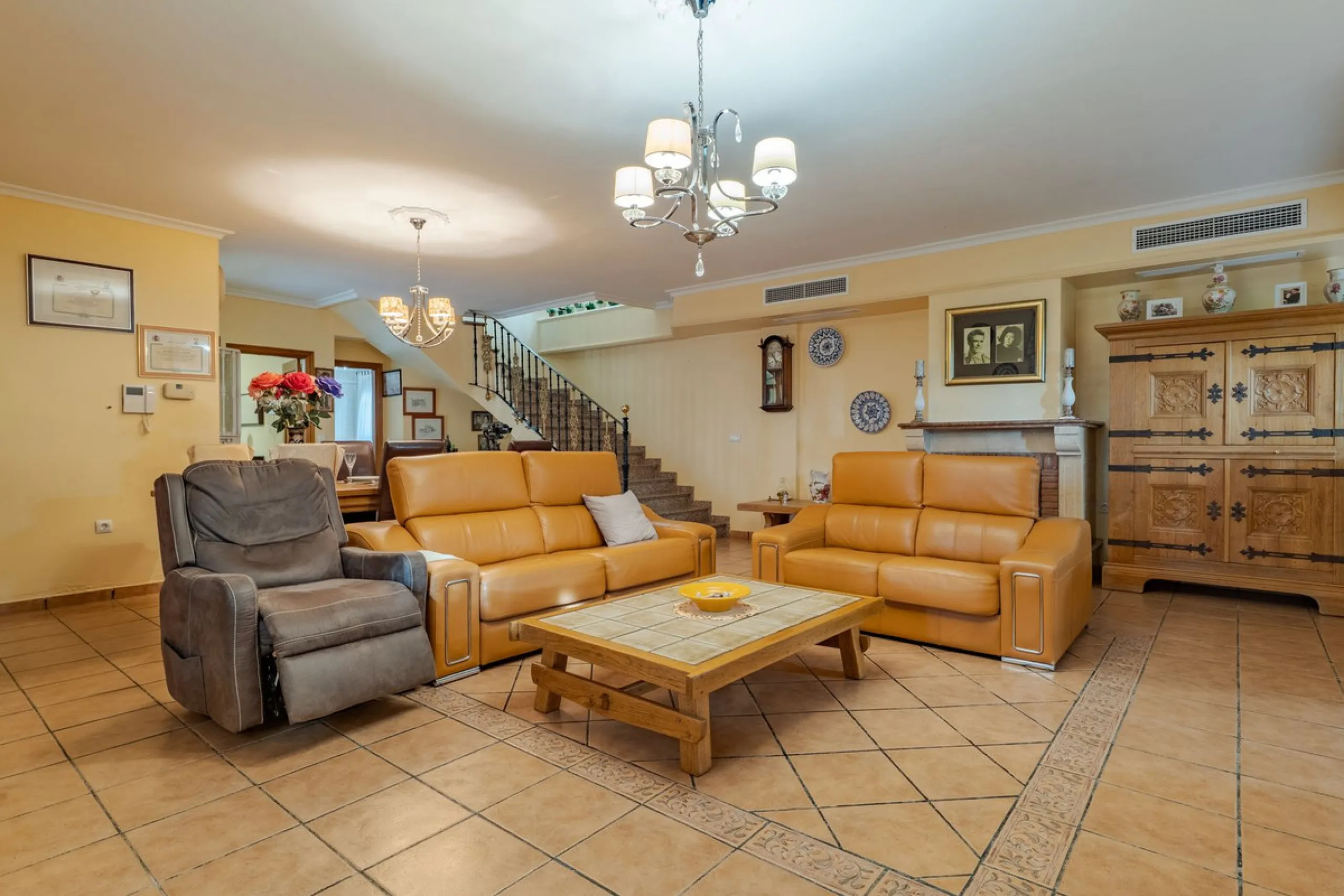 This is a fantastic opportunity to become the owner of not one, but two charming Andalusian-style villas, situated on a generous plot of 6,630 m² within walking distance of the village of Villafranco del Guadalhorce.