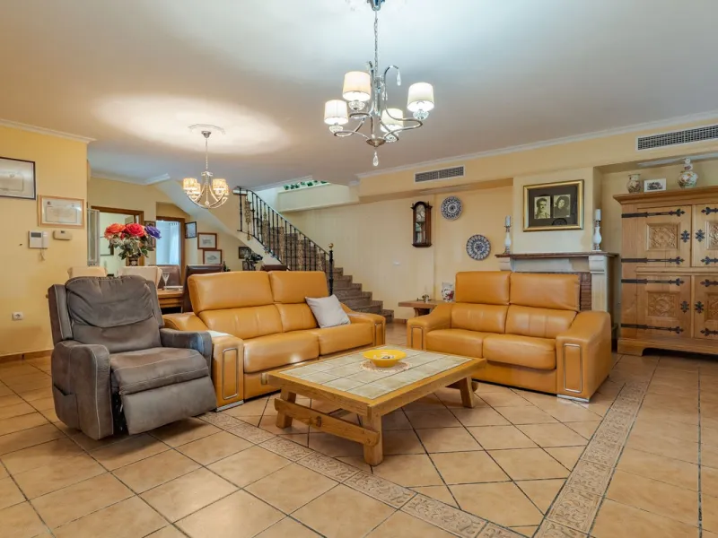 This is a fantastic opportunity to become the owner of not one, but two charming Andalusian-style villas, situated on a generous plot of 6,630 m² within walking distance of the village of Villafranco del Guadalhorce.