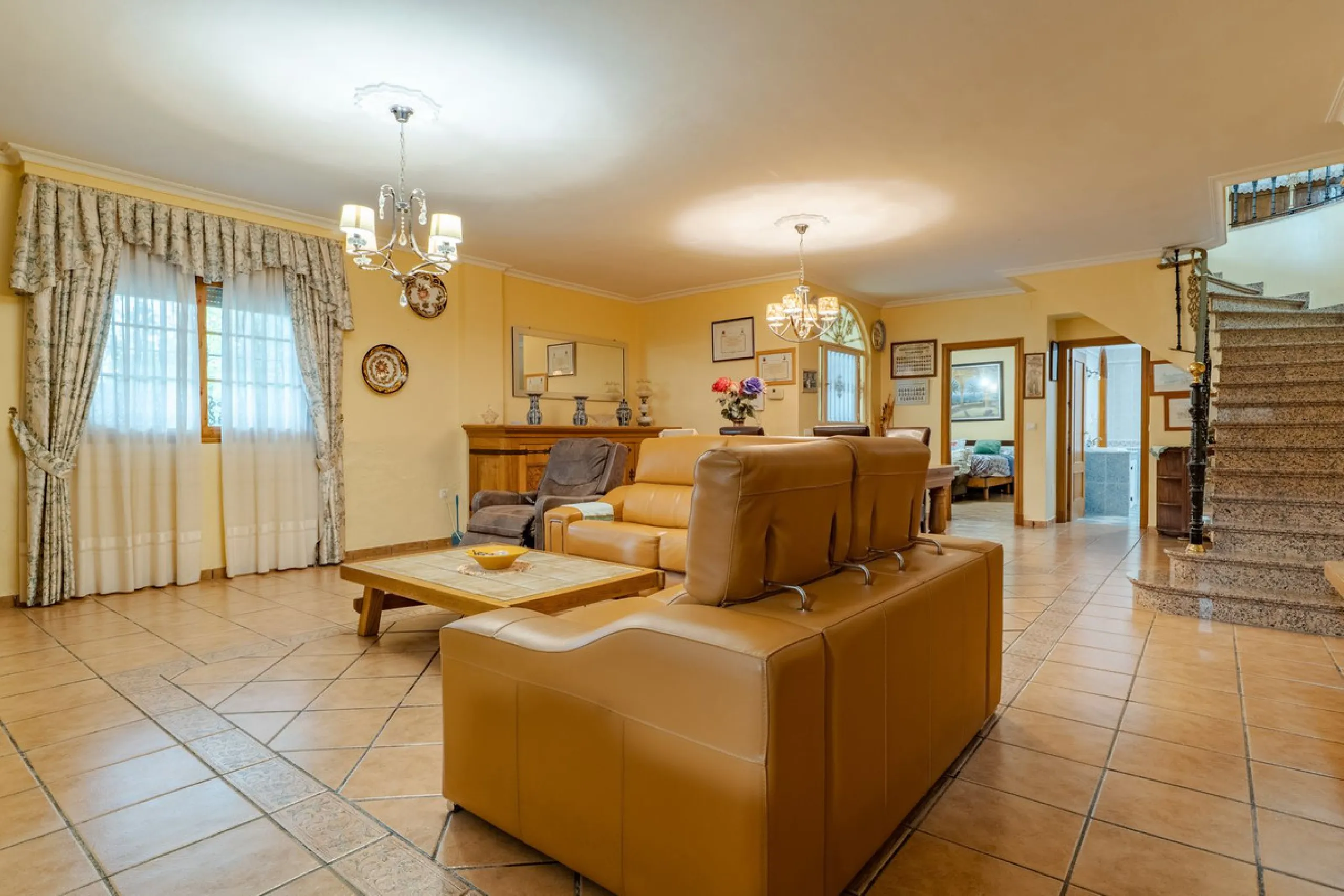 This is a fantastic opportunity to become the owner of not one, but two charming Andalusian-style villas, situated on a generous plot of 6,630 m² within walking distance of the village of Villafranco del Guadalhorce.