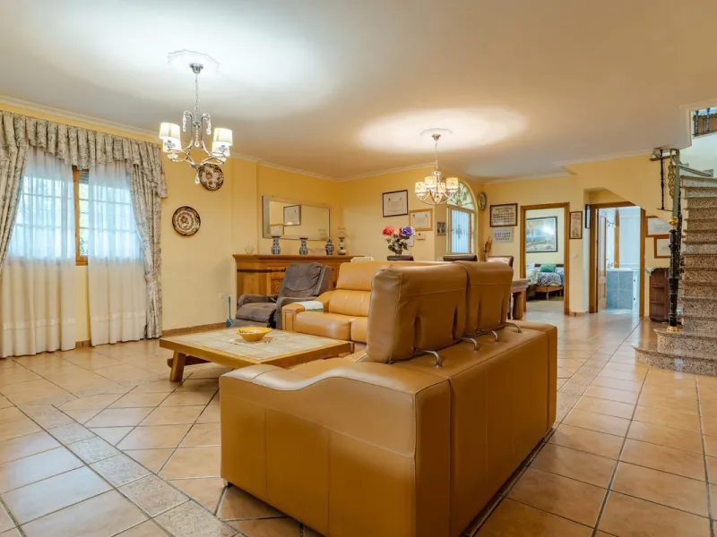 This is a fantastic opportunity to become the owner of not one, but two charming Andalusian-style villas, situated on a generous plot of 6,630 m² within walking distance of the village of Villafranco del Guadalhorce.