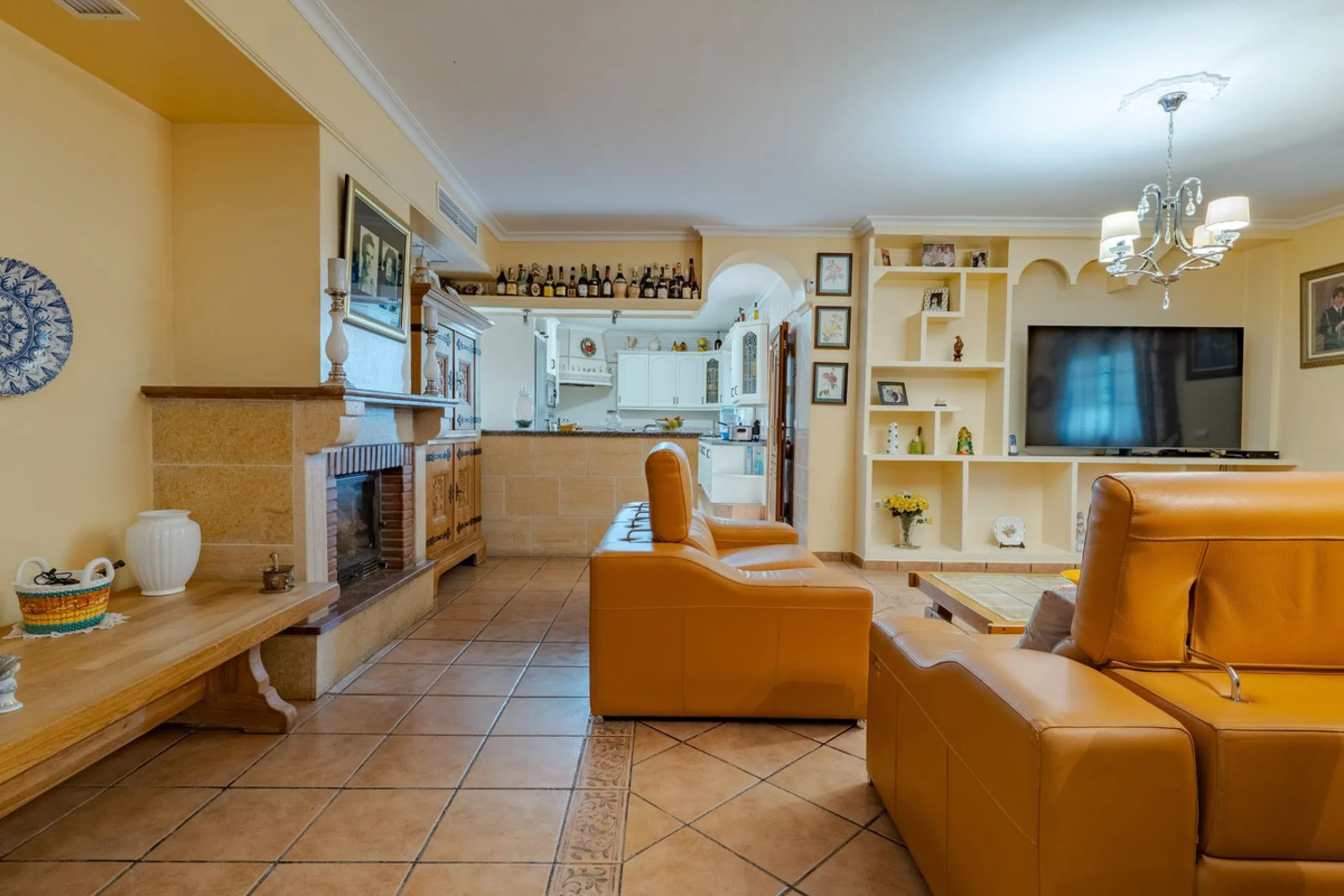 This is a fantastic opportunity to become the owner of not one, but two charming Andalusian-style villas, situated on a generous plot of 6,630 m² within walking distance of the village of Villafranco del Guadalhorce.