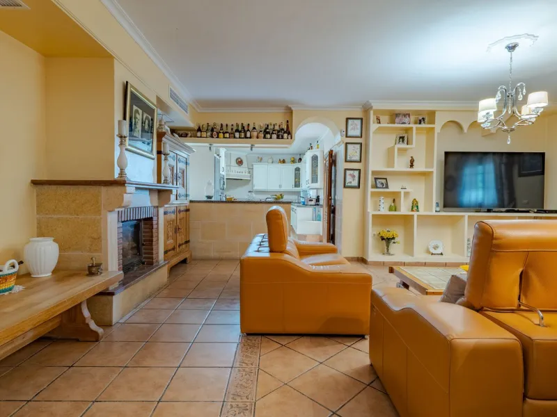 This is a fantastic opportunity to become the owner of not one, but two charming Andalusian-style villas, situated on a generous plot of 6,630 m² within walking distance of the village of Villafranco del Guadalhorce.