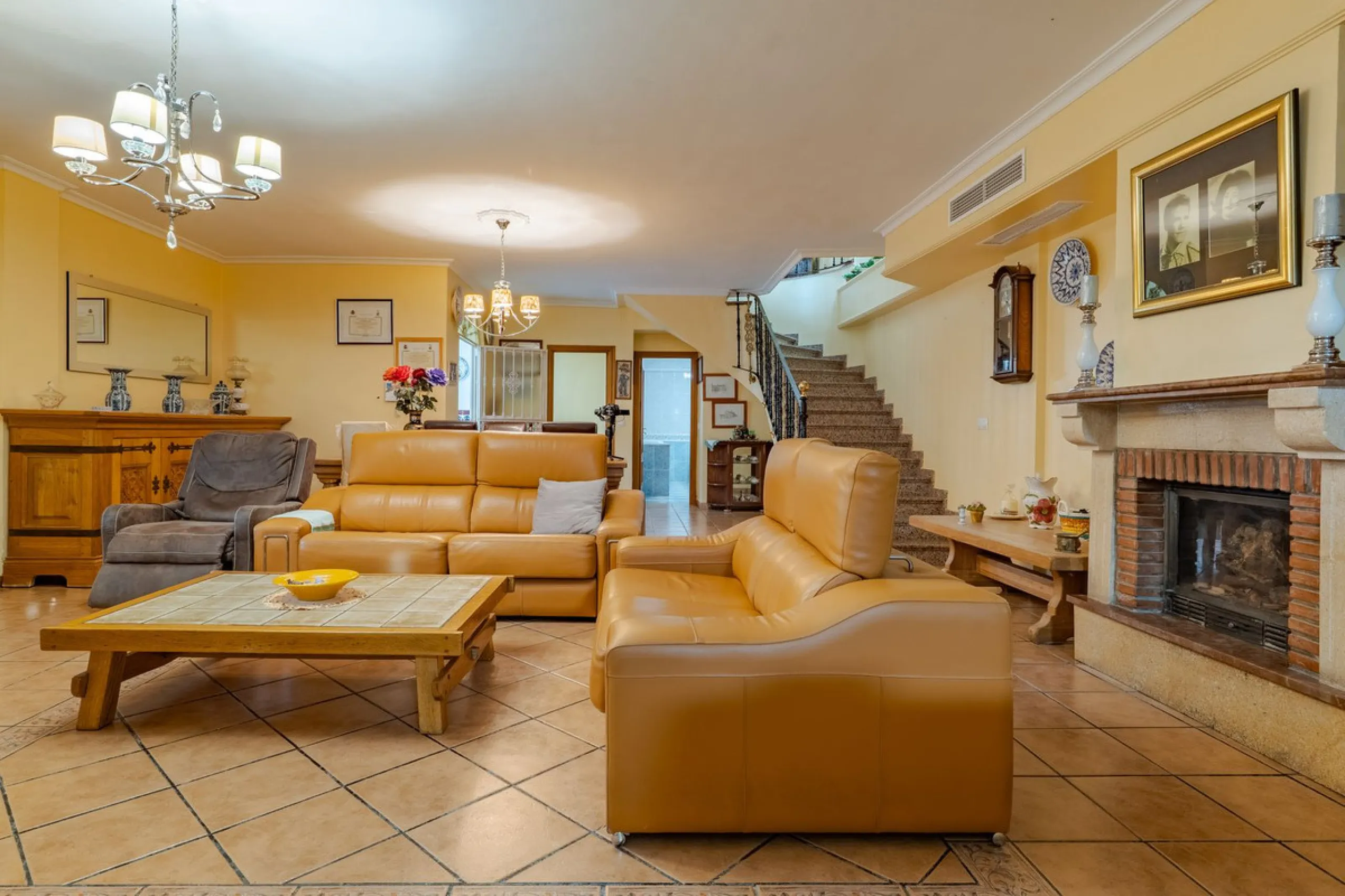 This is a fantastic opportunity to become the owner of not one, but two charming Andalusian-style villas, situated on a generous plot of 6,630 m² within walking distance of the village of Villafranco del Guadalhorce.
