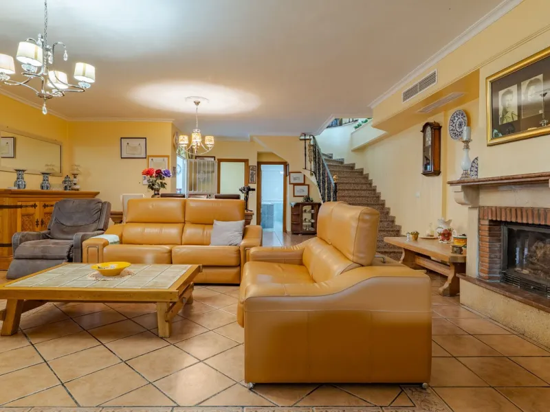 This is a fantastic opportunity to become the owner of not one, but two charming Andalusian-style villas, situated on a generous plot of 6,630 m² within walking distance of the village of Villafranco del Guadalhorce.