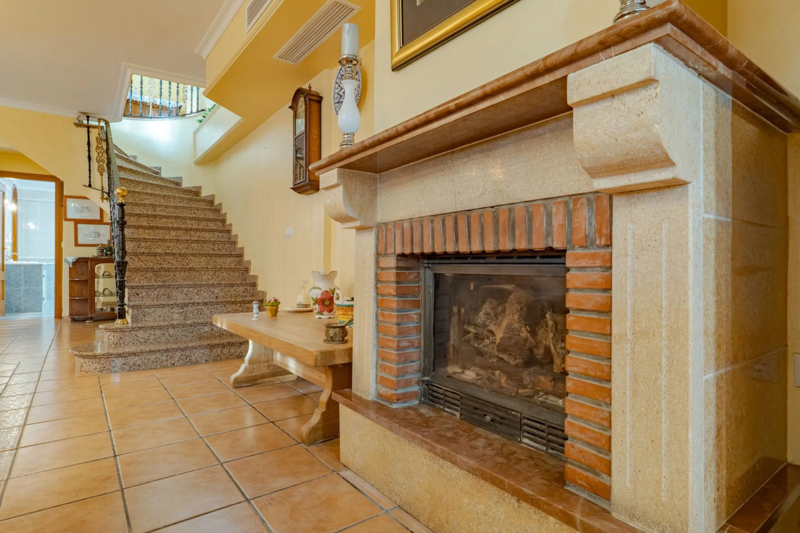 This is a fantastic opportunity to become the owner of not one, but two charming Andalusian-style villas, situated on a generous plot of 6,630 m² within walking distance of the village of Villafranco del Guadalhorce.