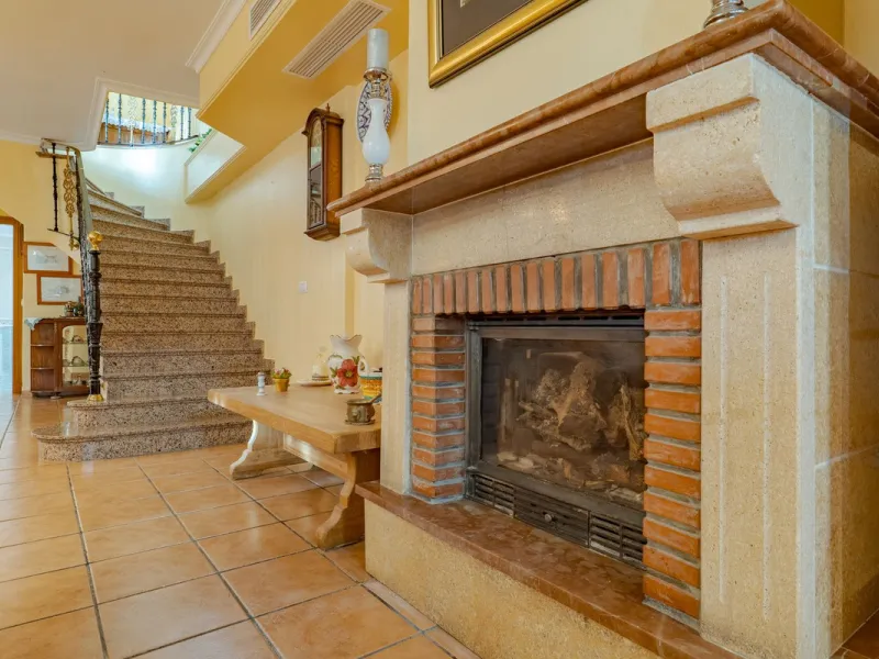 This is a fantastic opportunity to become the owner of not one, but two charming Andalusian-style villas, situated on a generous plot of 6,630 m² within walking distance of the village of Villafranco del Guadalhorce.