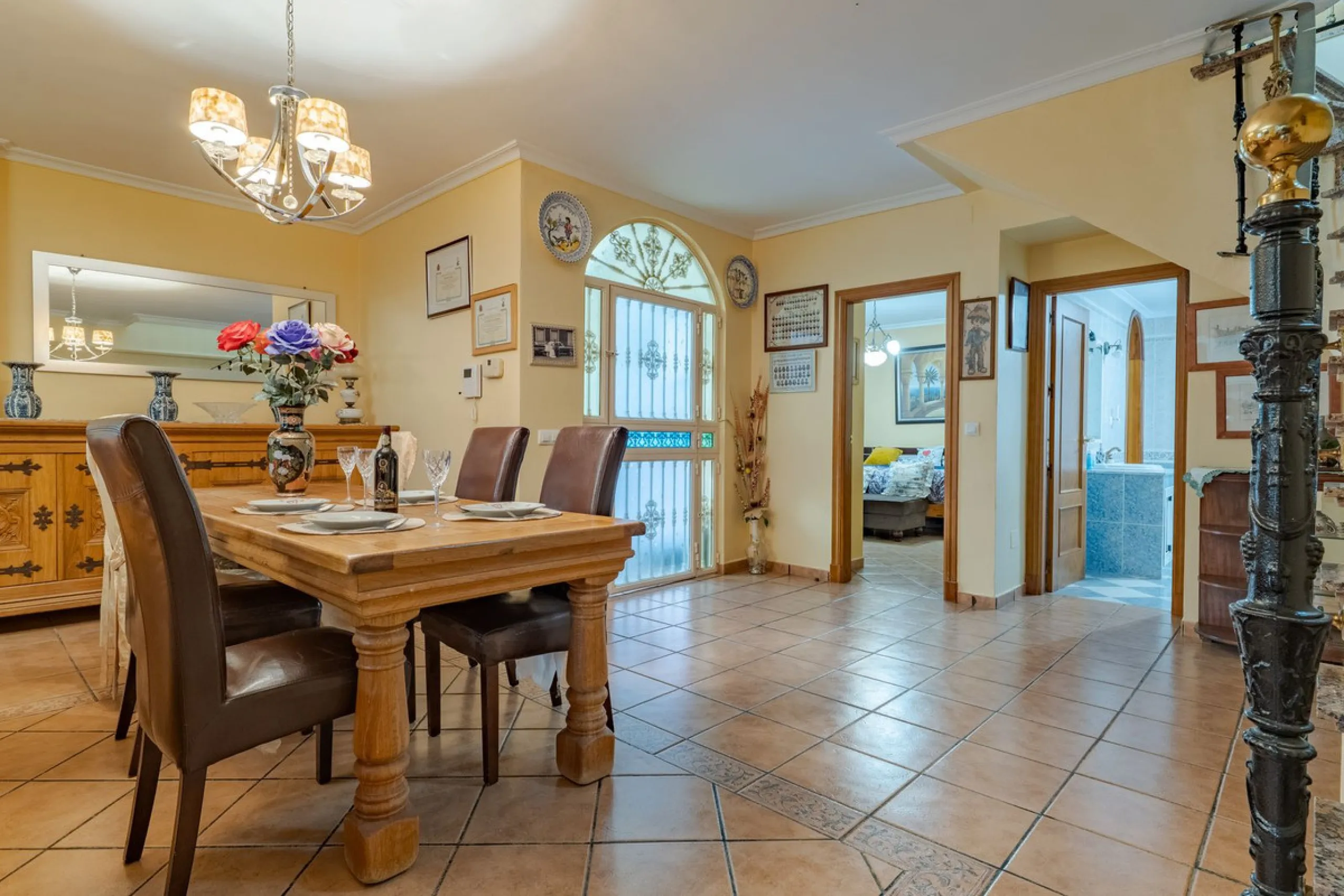 This is a fantastic opportunity to become the owner of not one, but two charming Andalusian-style villas, situated on a generous plot of 6,630 m² within walking distance of the village of Villafranco del Guadalhorce.
