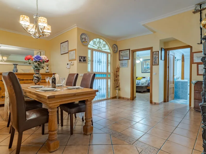 This is a fantastic opportunity to become the owner of not one, but two charming Andalusian-style villas, situated on a generous plot of 6,630 m² within walking distance of the village of Villafranco del Guadalhorce.
