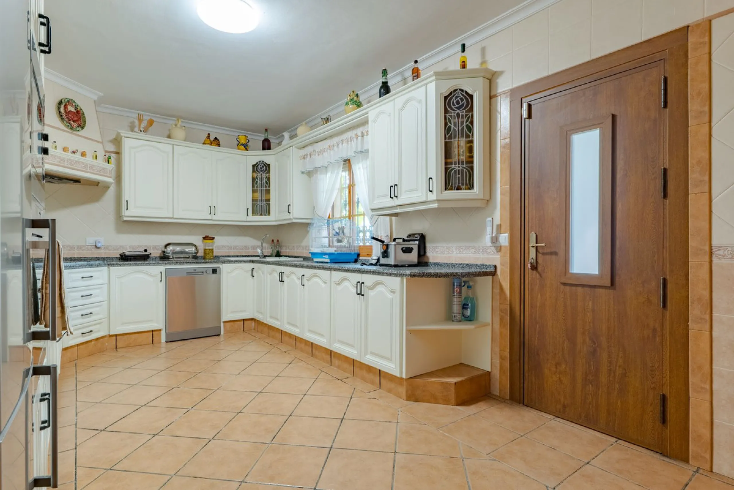 This is a fantastic opportunity to become the owner of not one, but two charming Andalusian-style villas, situated on a generous plot of 6,630 m² within walking distance of the village of Villafranco del Guadalhorce.