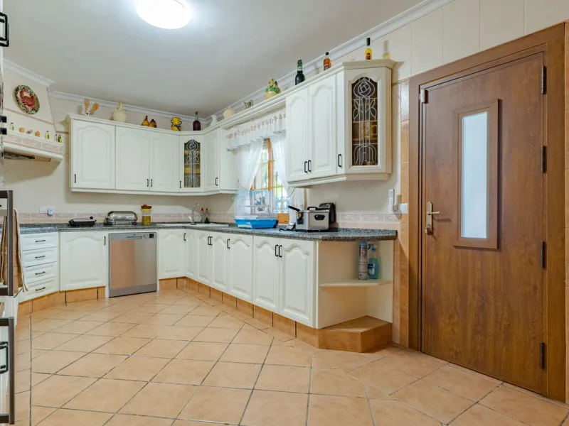 This is a fantastic opportunity to become the owner of not one, but two charming Andalusian-style villas, situated on a generous plot of 6,630 m² within walking distance of the village of Villafranco del Guadalhorce.