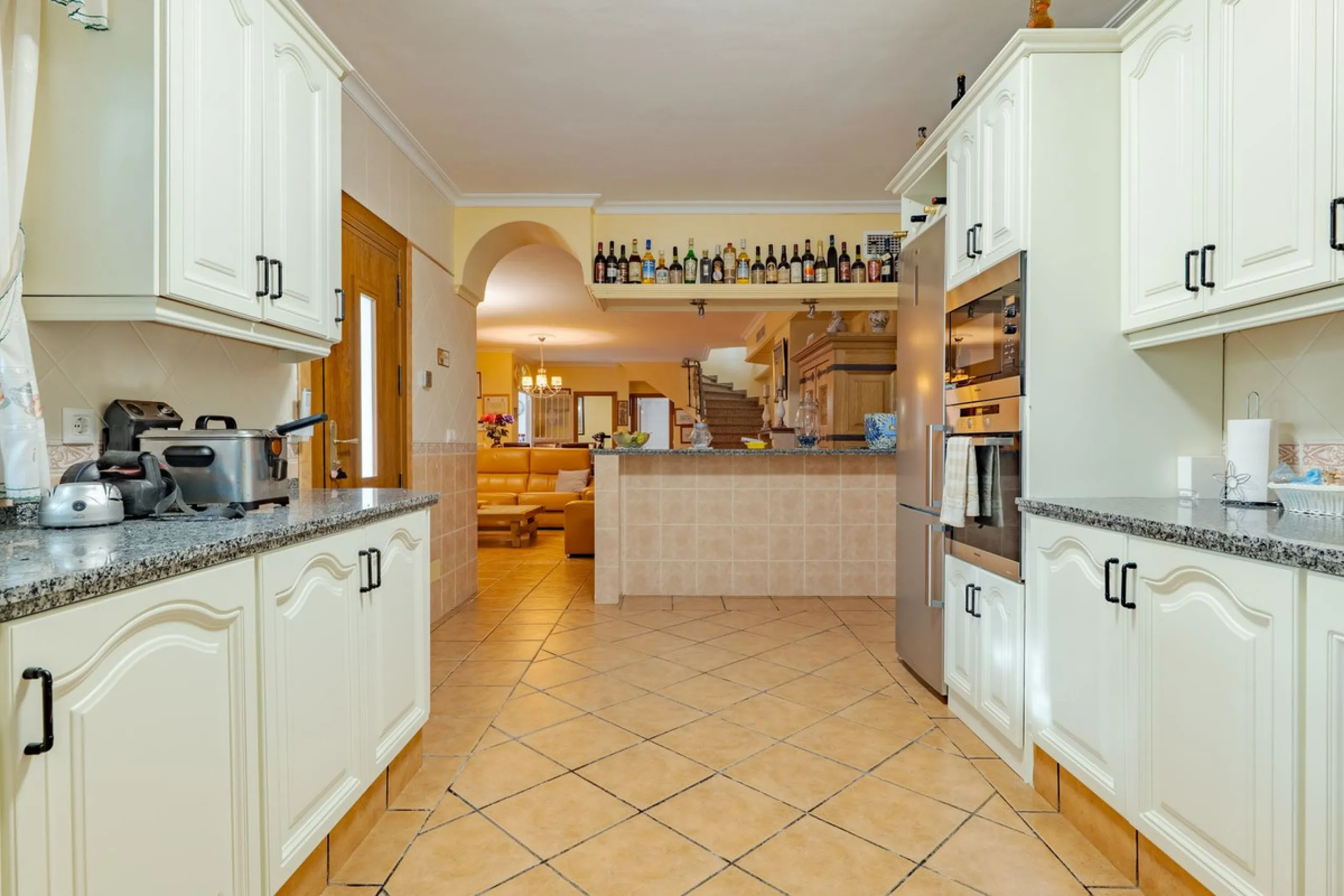 This is a fantastic opportunity to become the owner of not one, but two charming Andalusian-style villas, situated on a generous plot of 6,630 m² within walking distance of the village of Villafranco del Guadalhorce.