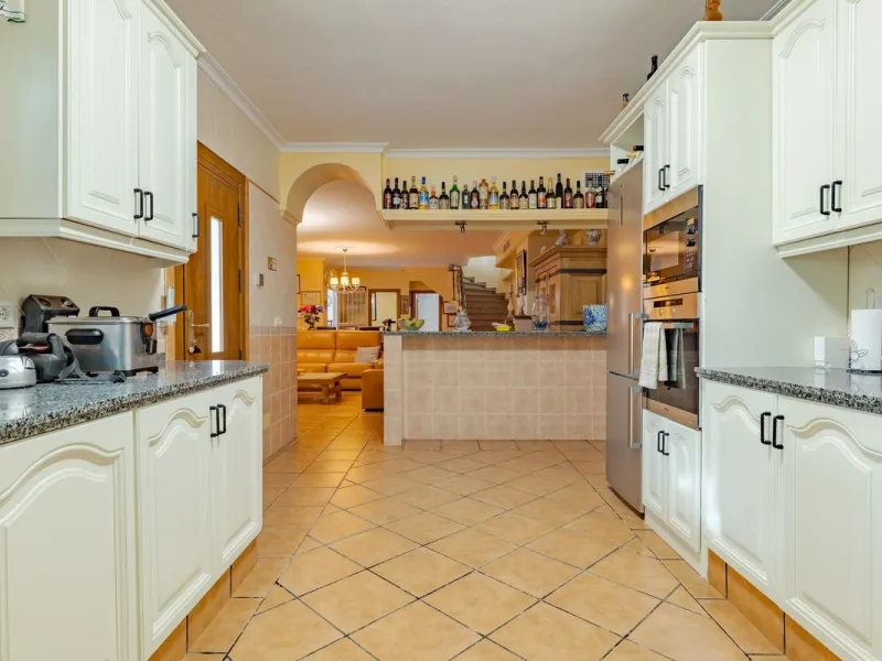 This is a fantastic opportunity to become the owner of not one, but two charming Andalusian-style villas, situated on a generous plot of 6,630 m² within walking distance of the village of Villafranco del Guadalhorce.