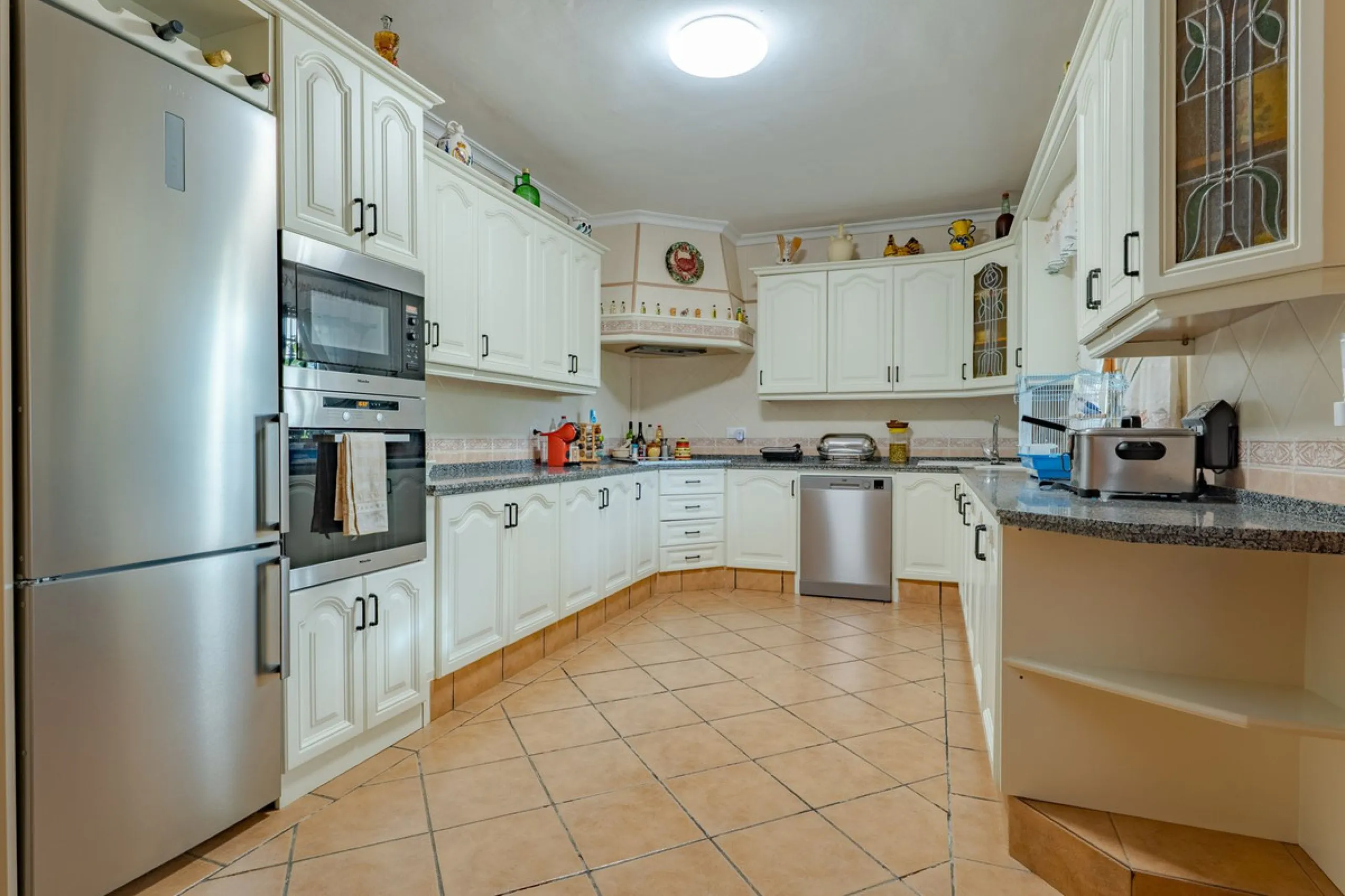 This is a fantastic opportunity to become the owner of not one, but two charming Andalusian-style villas, situated on a generous plot of 6,630 m² within walking distance of the village of Villafranco del Guadalhorce.