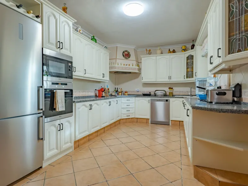 This is a fantastic opportunity to become the owner of not one, but two charming Andalusian-style villas, situated on a generous plot of 6,630 m² within walking distance of the village of Villafranco del Guadalhorce.
