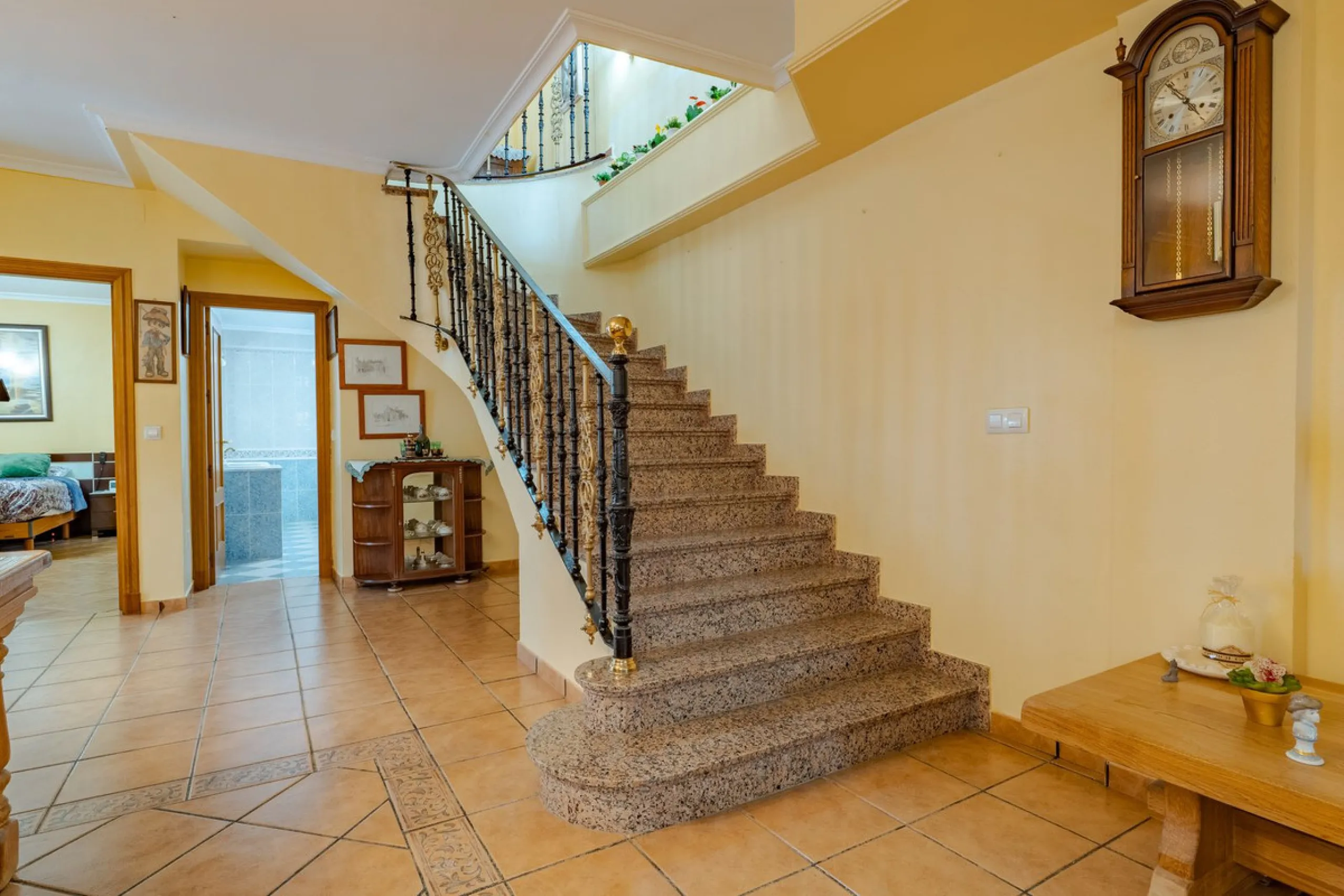 This is a fantastic opportunity to become the owner of not one, but two charming Andalusian-style villas, situated on a generous plot of 6,630 m² within walking distance of the village of Villafranco del Guadalhorce.