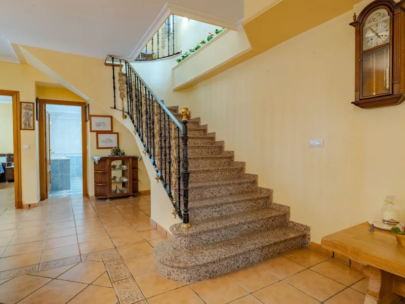 This is a fantastic opportunity to become the owner of not one, but two charming Andalusian-style villas, situated on a generous plot of 6,630 m² within walking distance of the village of Villafranco del Guadalhorce.
