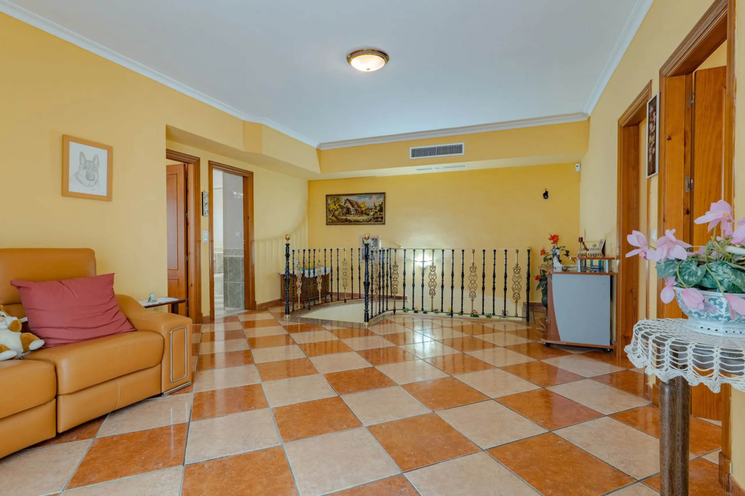 This is a fantastic opportunity to become the owner of not one, but two charming Andalusian-style villas, situated on a generous plot of 6,630 m² within walking distance of the village of Villafranco del Guadalhorce.