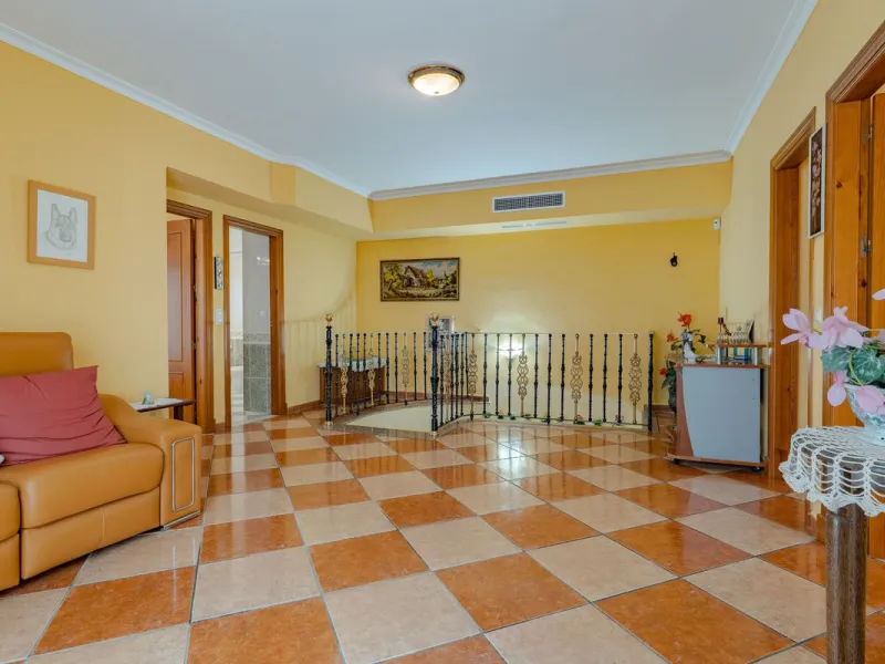 This is a fantastic opportunity to become the owner of not one, but two charming Andalusian-style villas, situated on a generous plot of 6,630 m² within walking distance of the village of Villafranco del Guadalhorce.