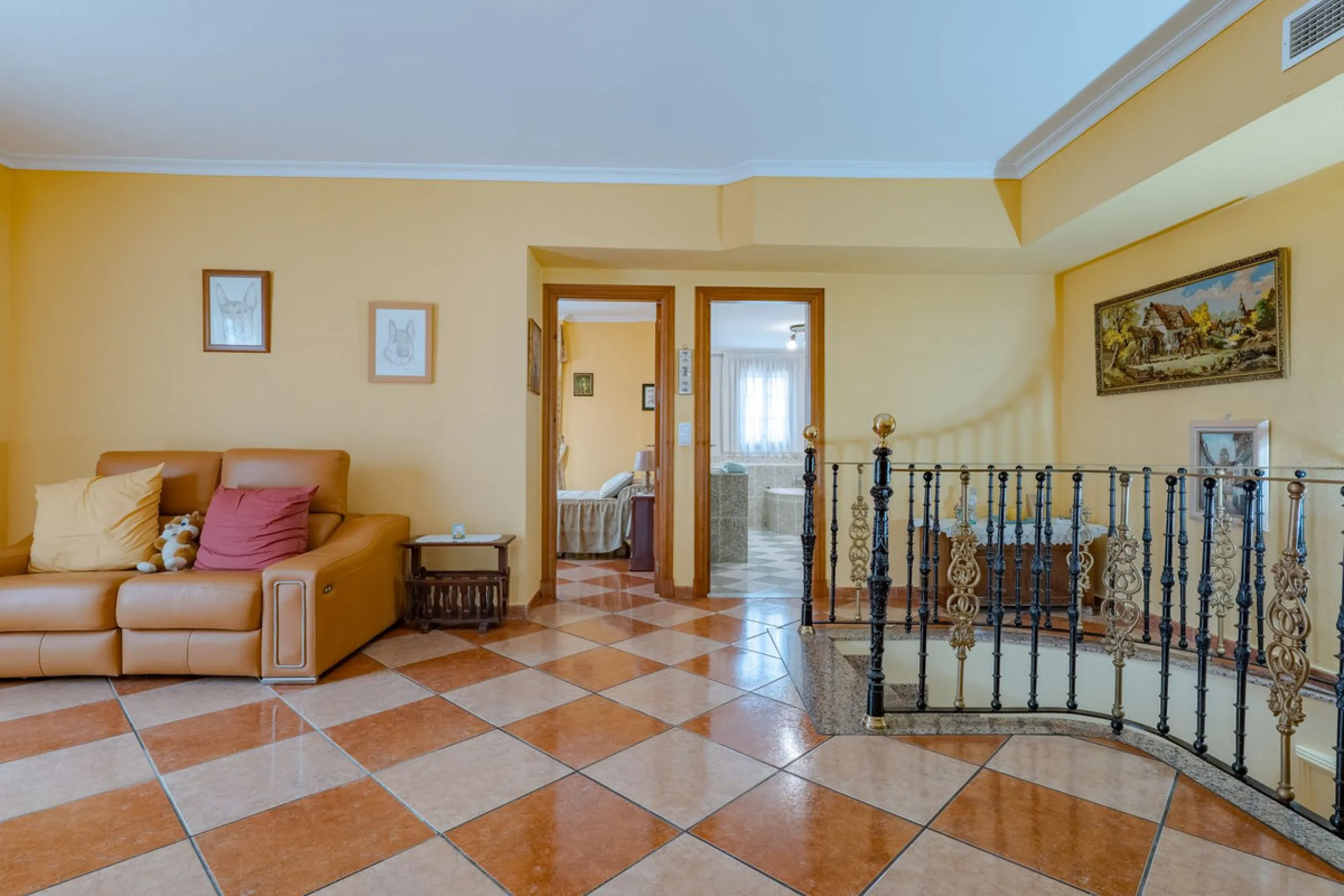 This is a fantastic opportunity to become the owner of not one, but two charming Andalusian-style villas, situated on a generous plot of 6,630 m² within walking distance of the village of Villafranco del Guadalhorce.