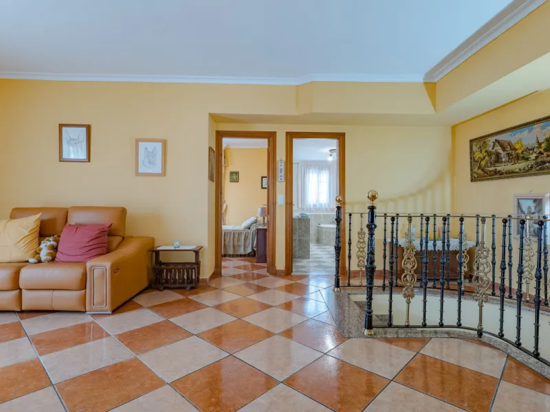This is a fantastic opportunity to become the owner of not one, but two charming Andalusian-style villas, situated on a generous plot of 6,630 m² within walking distance of the village of Villafranco del Guadalhorce.