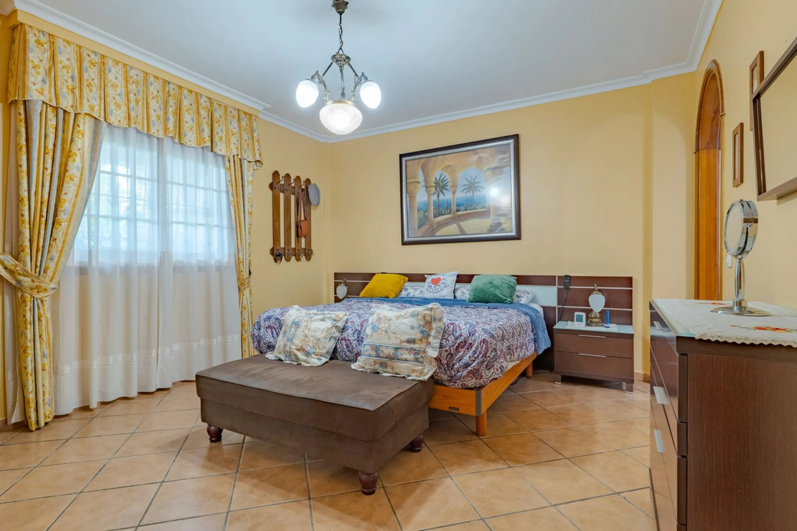 This is a fantastic opportunity to become the owner of not one, but two charming Andalusian-style villas, situated on a generous plot of 6,630 m² within walking distance of the village of Villafranco del Guadalhorce.