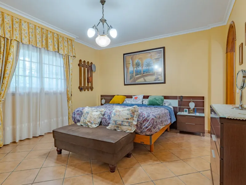 This is a fantastic opportunity to become the owner of not one, but two charming Andalusian-style villas, situated on a generous plot of 6,630 m² within walking distance of the village of Villafranco del Guadalhorce.