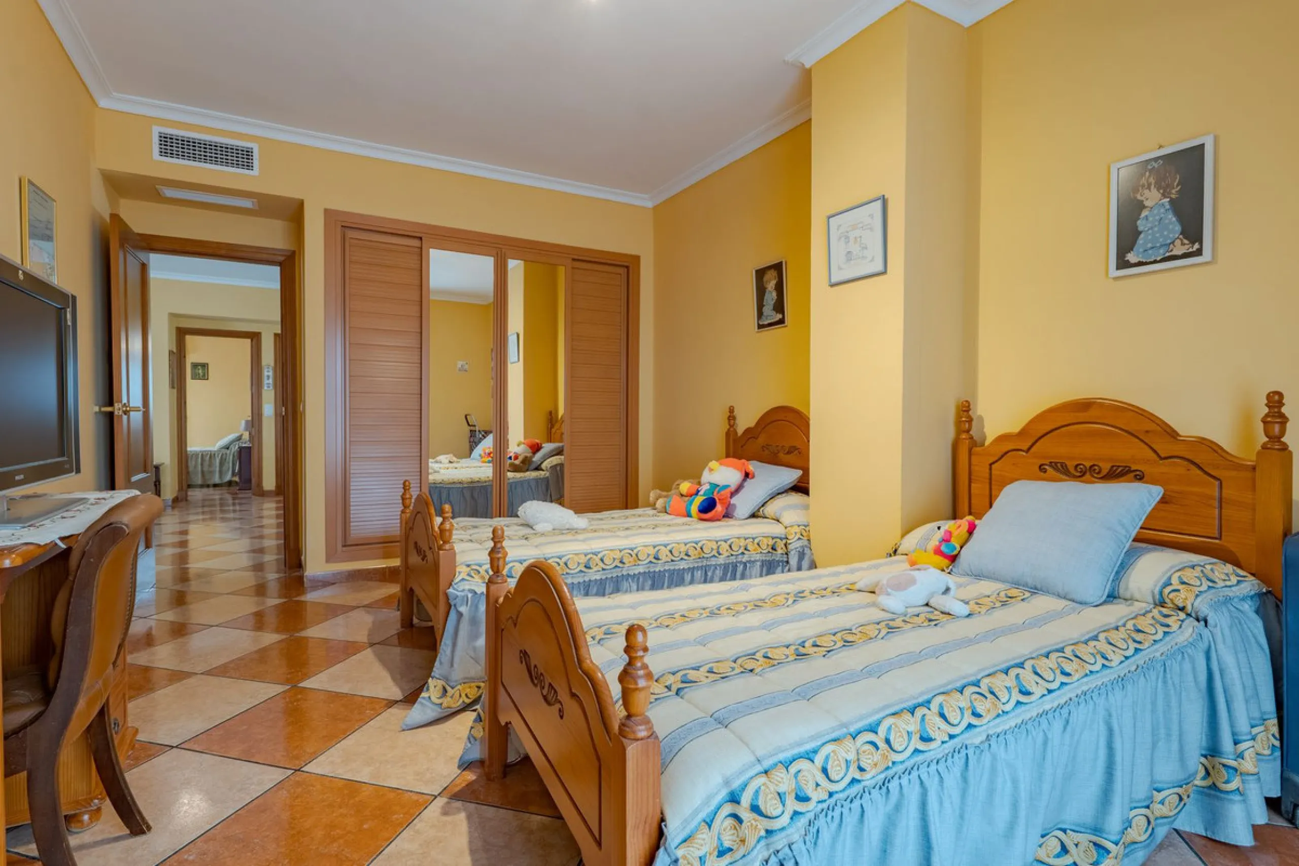 This is a fantastic opportunity to become the owner of not one, but two charming Andalusian-style villas, situated on a generous plot of 6,630 m² within walking distance of the village of Villafranco del Guadalhorce.