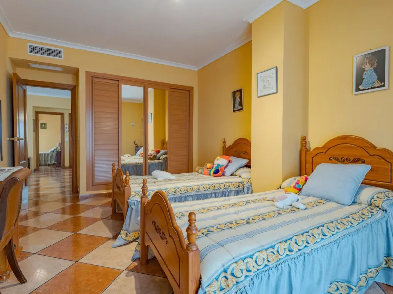 This is a fantastic opportunity to become the owner of not one, but two charming Andalusian-style villas, situated on a generous plot of 6,630 m² within walking distance of the village of Villafranco del Guadalhorce.