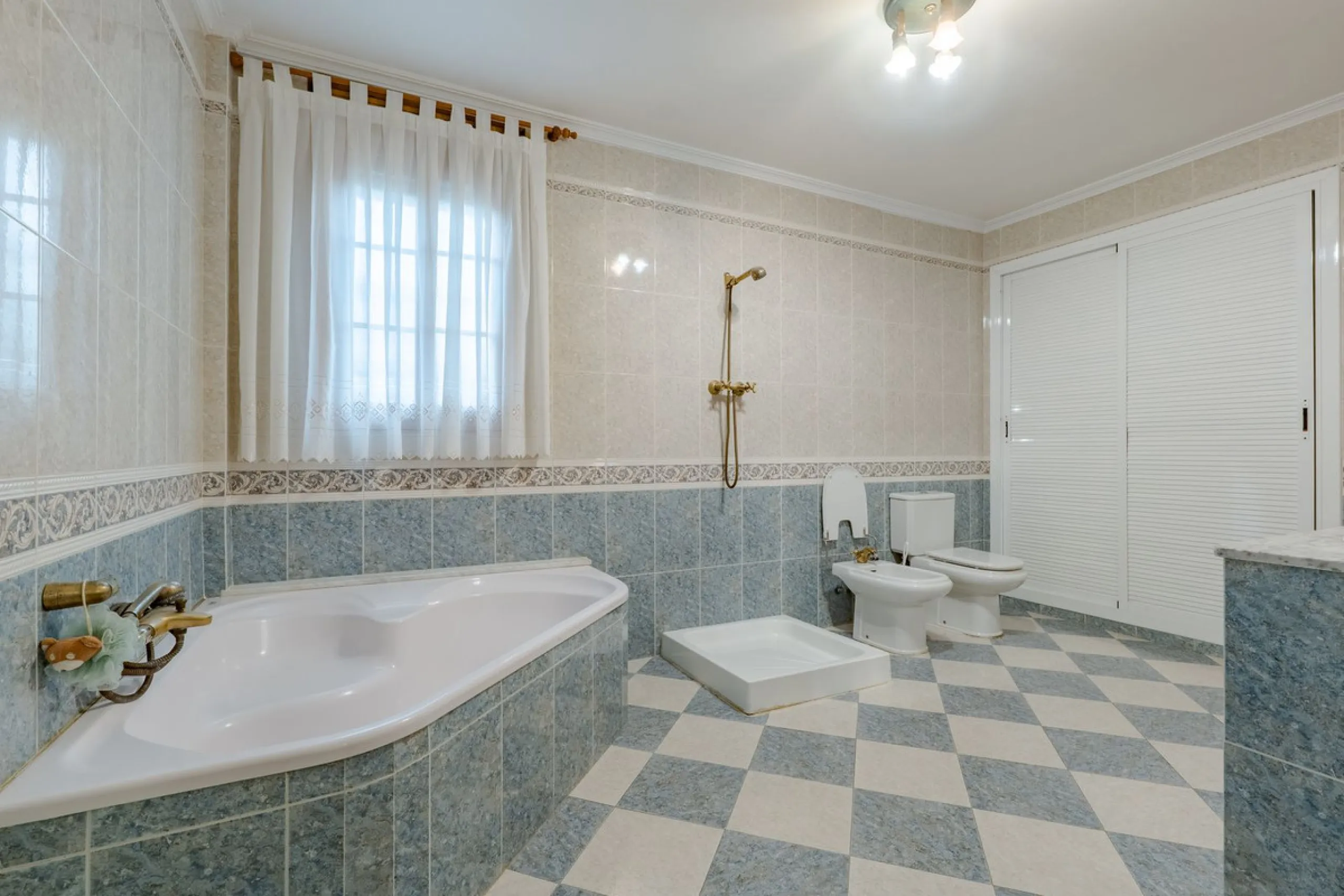 This is a fantastic opportunity to become the owner of not one, but two charming Andalusian-style villas, situated on a generous plot of 6,630 m² within walking distance of the village of Villafranco del Guadalhorce.