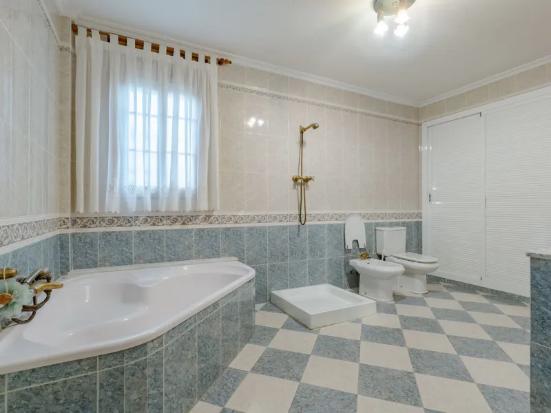This is a fantastic opportunity to become the owner of not one, but two charming Andalusian-style villas, situated on a generous plot of 6,630 m² within walking distance of the village of Villafranco del Guadalhorce.