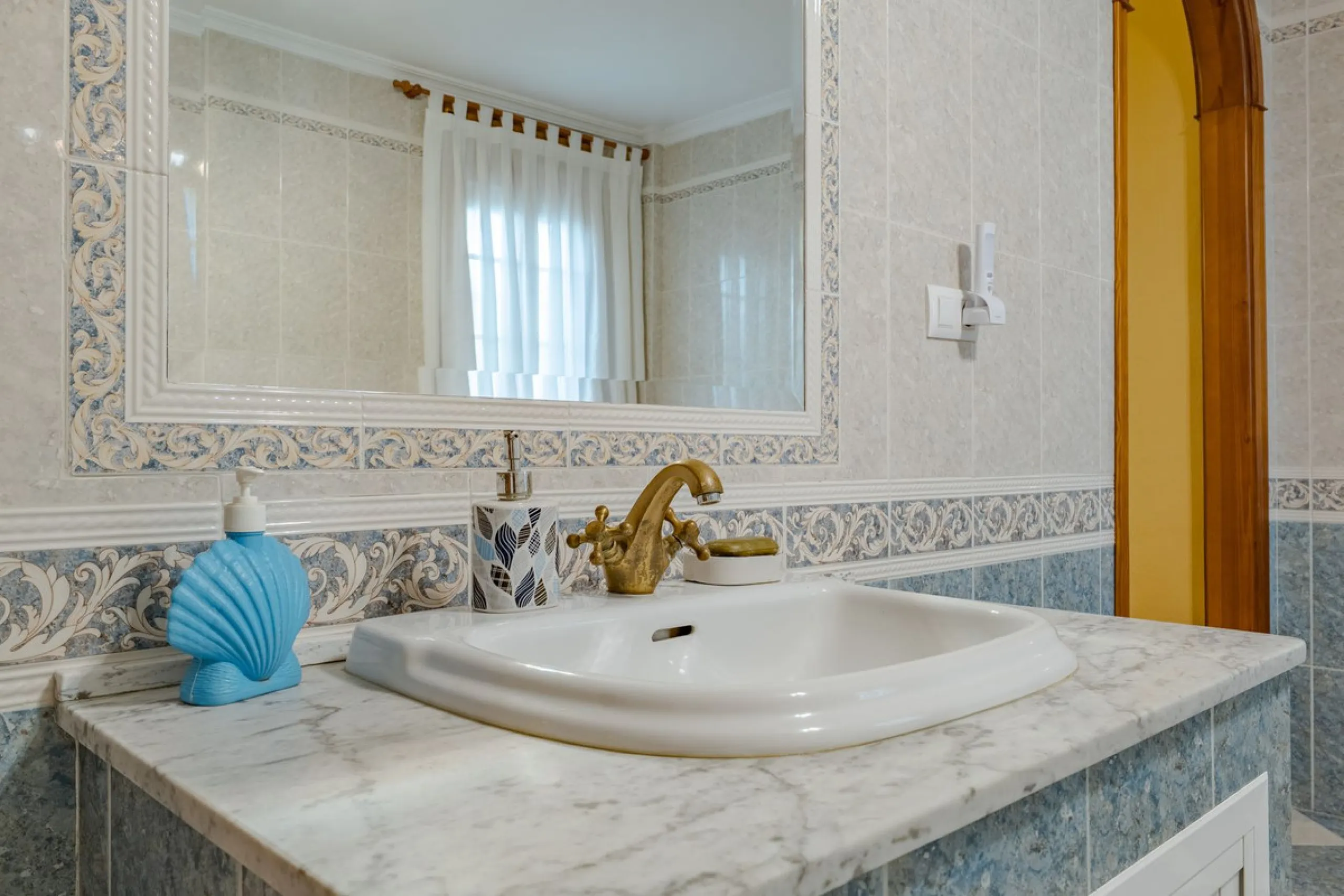 This is a fantastic opportunity to become the owner of not one, but two charming Andalusian-style villas, situated on a generous plot of 6,630 m² within walking distance of the village of Villafranco del Guadalhorce.