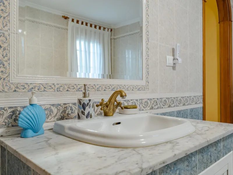 This is a fantastic opportunity to become the owner of not one, but two charming Andalusian-style villas, situated on a generous plot of 6,630 m² within walking distance of the village of Villafranco del Guadalhorce.
