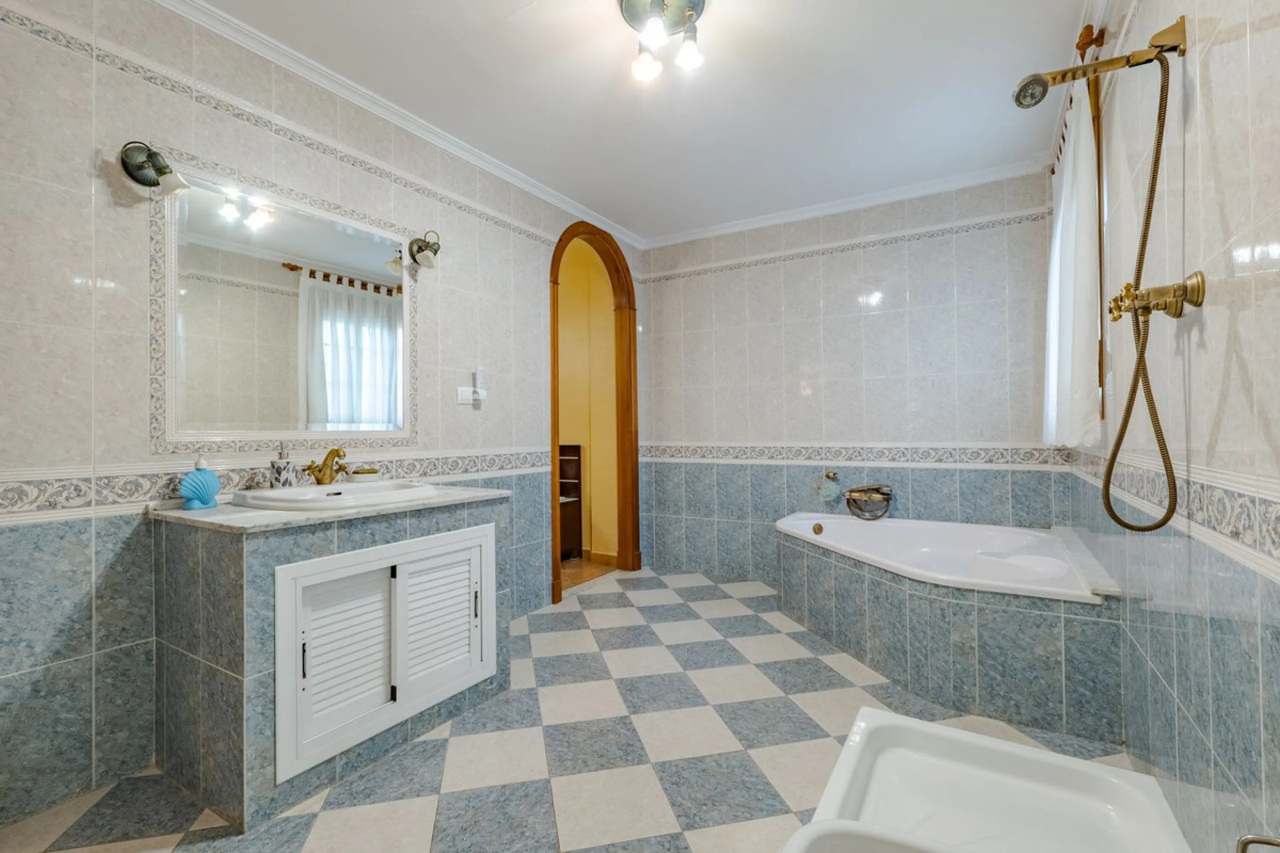 This is a fantastic opportunity to become the owner of not one, but two charming Andalusian-style villas, situated on a generous plot of 6,630 m² within walking distance of the village of Villafranco del Guadalhorce.