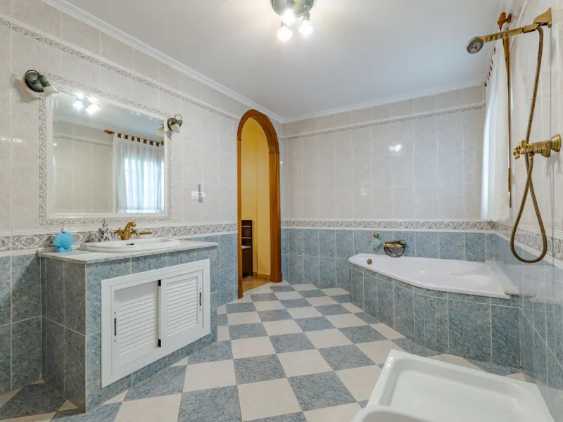 This is a fantastic opportunity to become the owner of not one, but two charming Andalusian-style villas, situated on a generous plot of 6,630 m² within walking distance of the village of Villafranco del Guadalhorce.