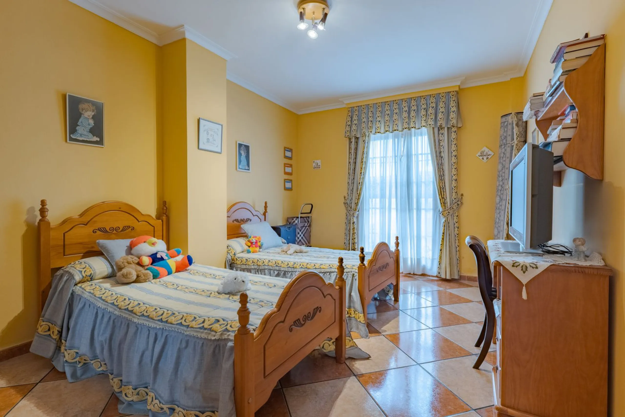 This is a fantastic opportunity to become the owner of not one, but two charming Andalusian-style villas, situated on a generous plot of 6,630 m² within walking distance of the village of Villafranco del Guadalhorce.