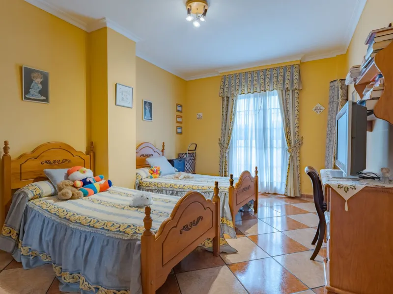 This is a fantastic opportunity to become the owner of not one, but two charming Andalusian-style villas, situated on a generous plot of 6,630 m² within walking distance of the village of Villafranco del Guadalhorce.