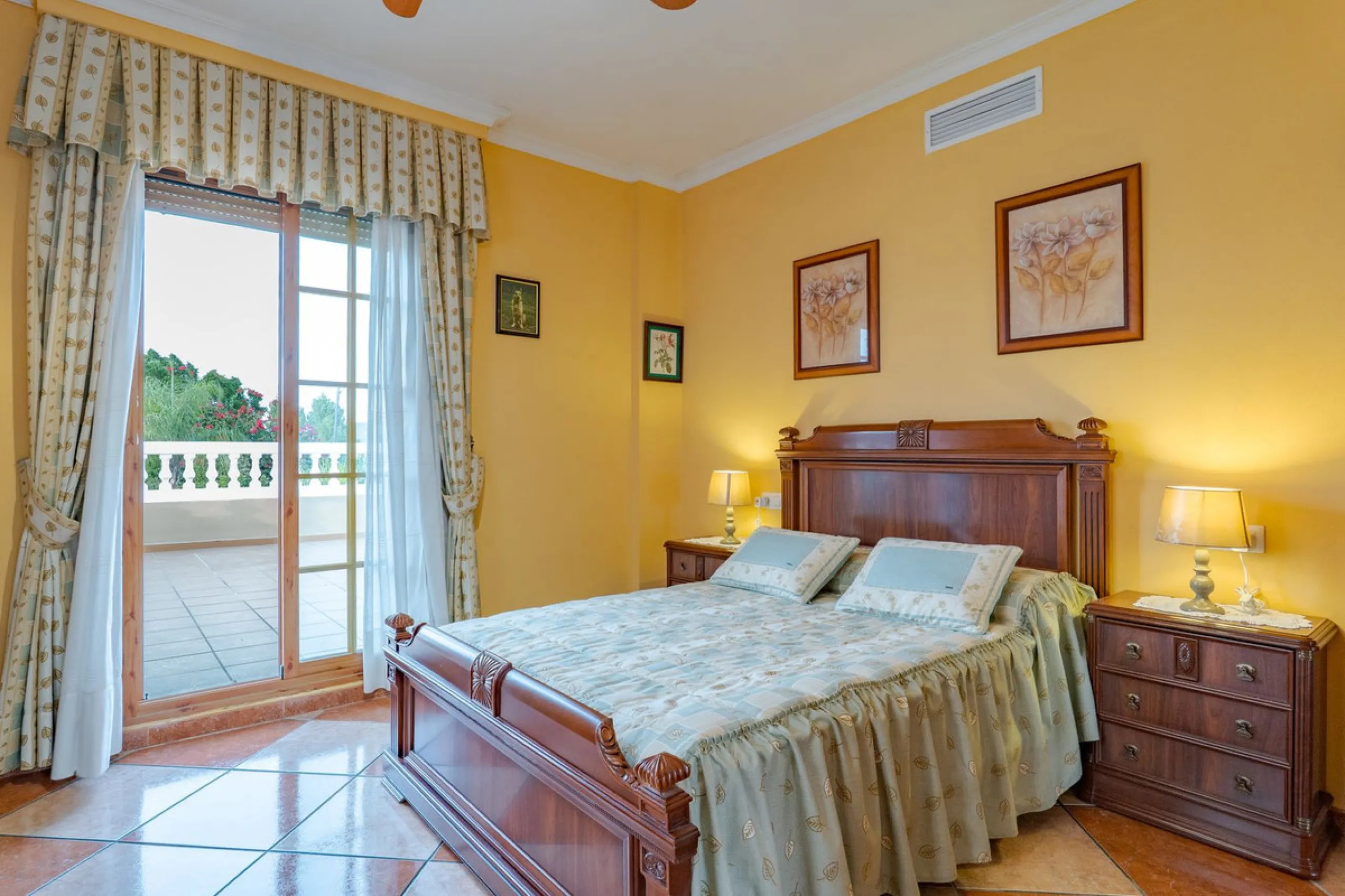 This is a fantastic opportunity to become the owner of not one, but two charming Andalusian-style villas, situated on a generous plot of 6,630 m² within walking distance of the village of Villafranco del Guadalhorce.