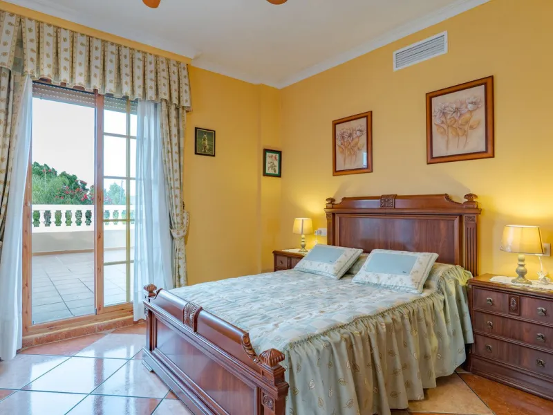 This is a fantastic opportunity to become the owner of not one, but two charming Andalusian-style villas, situated on a generous plot of 6,630 m² within walking distance of the village of Villafranco del Guadalhorce.