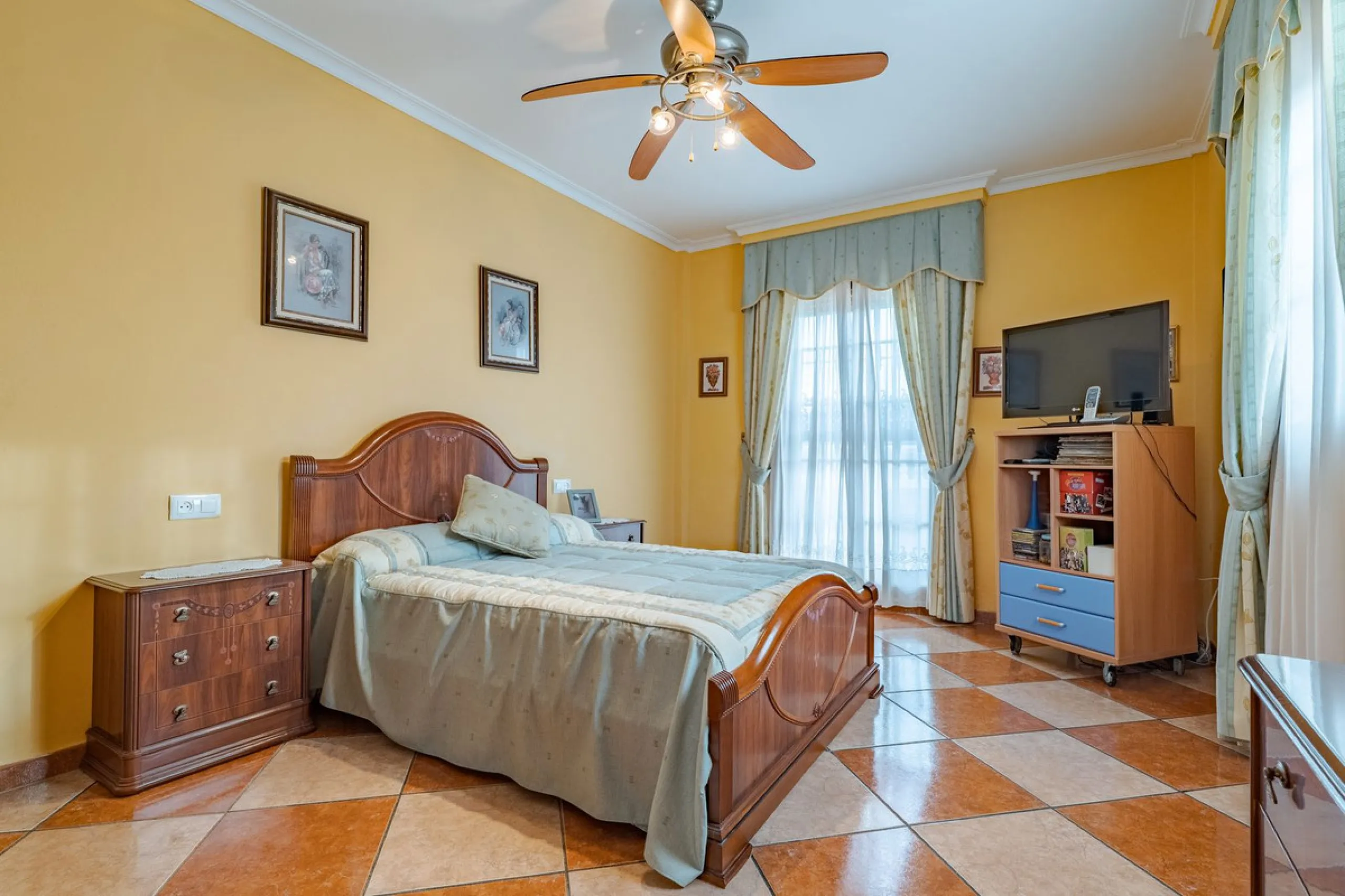This is a fantastic opportunity to become the owner of not one, but two charming Andalusian-style villas, situated on a generous plot of 6,630 m² within walking distance of the village of Villafranco del Guadalhorce.