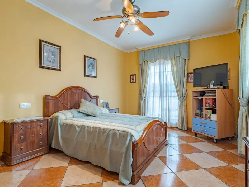 This is a fantastic opportunity to become the owner of not one, but two charming Andalusian-style villas, situated on a generous plot of 6,630 m² within walking distance of the village of Villafranco del Guadalhorce.