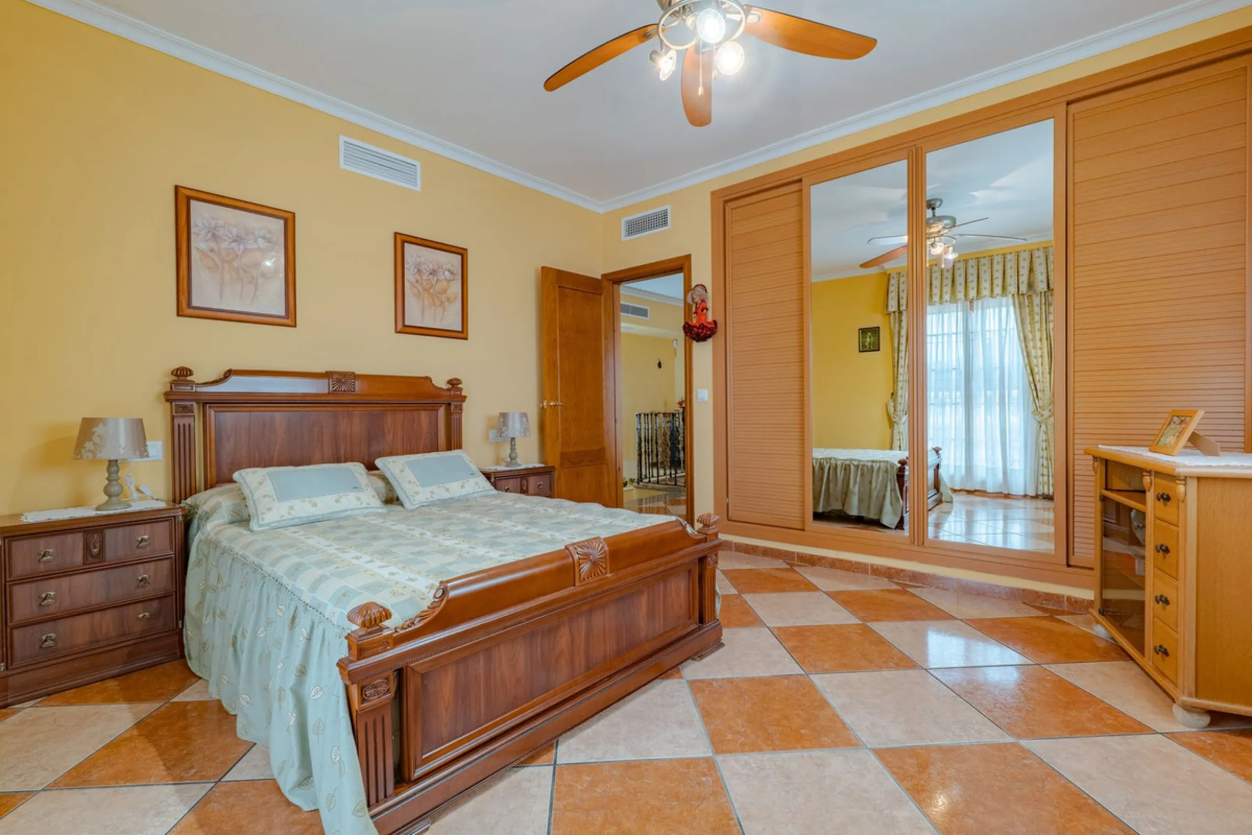 This is a fantastic opportunity to become the owner of not one, but two charming Andalusian-style villas, situated on a generous plot of 6,630 m² within walking distance of the village of Villafranco del Guadalhorce.