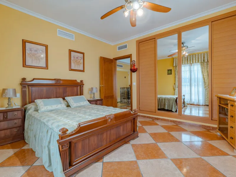 This is a fantastic opportunity to become the owner of not one, but two charming Andalusian-style villas, situated on a generous plot of 6,630 m² within walking distance of the village of Villafranco del Guadalhorce.