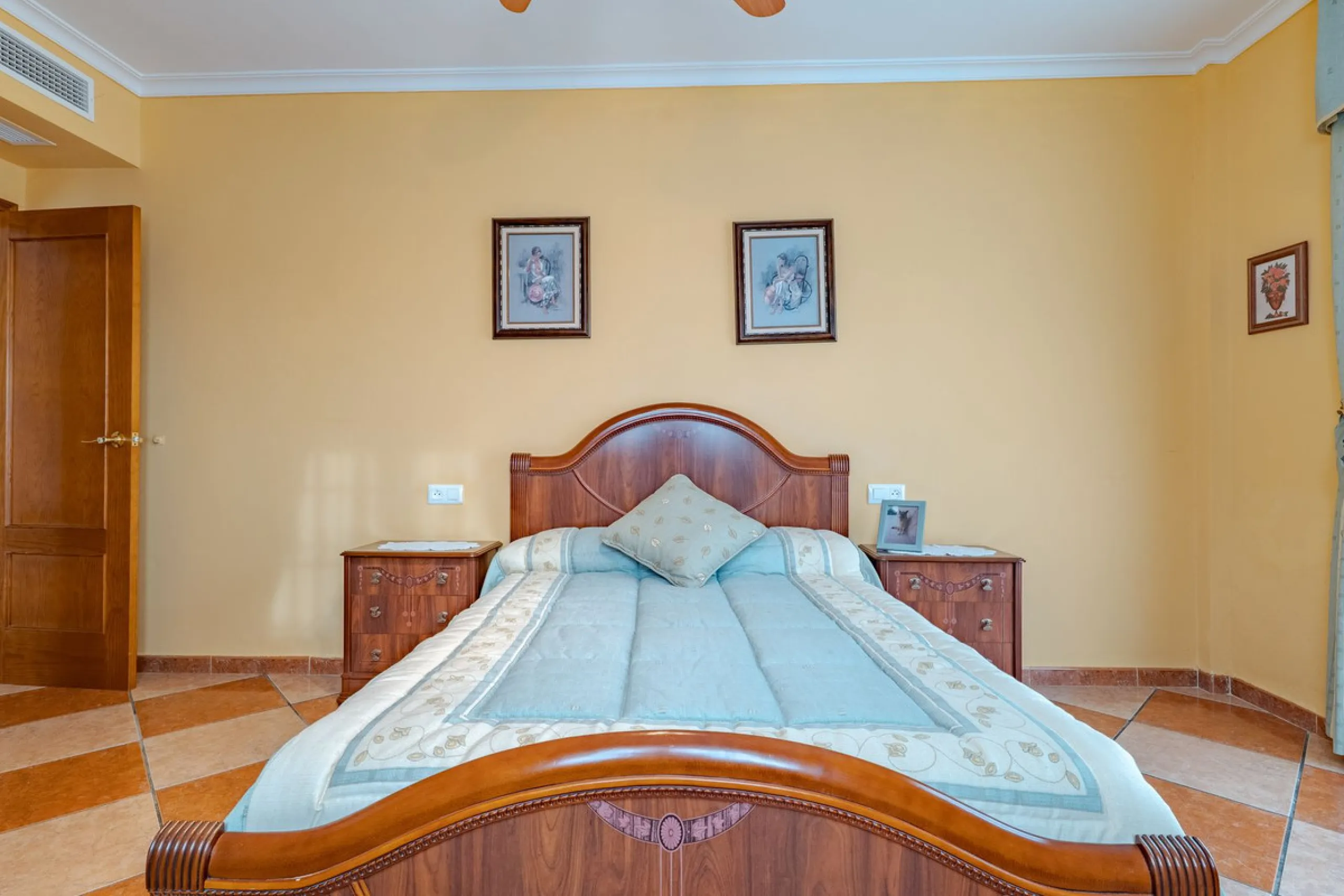 This is a fantastic opportunity to become the owner of not one, but two charming Andalusian-style villas, situated on a generous plot of 6,630 m² within walking distance of the village of Villafranco del Guadalhorce.